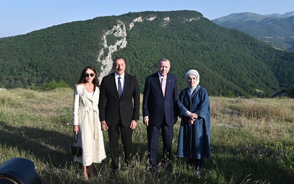 Президенты Ильхам Алиев и Реджеп Тайип Эрдоган с супругами присутствовали на показе композиции Музыкальное наследие и карабахские кони на Джыдыр дюзю - Sputnik Азербайджан