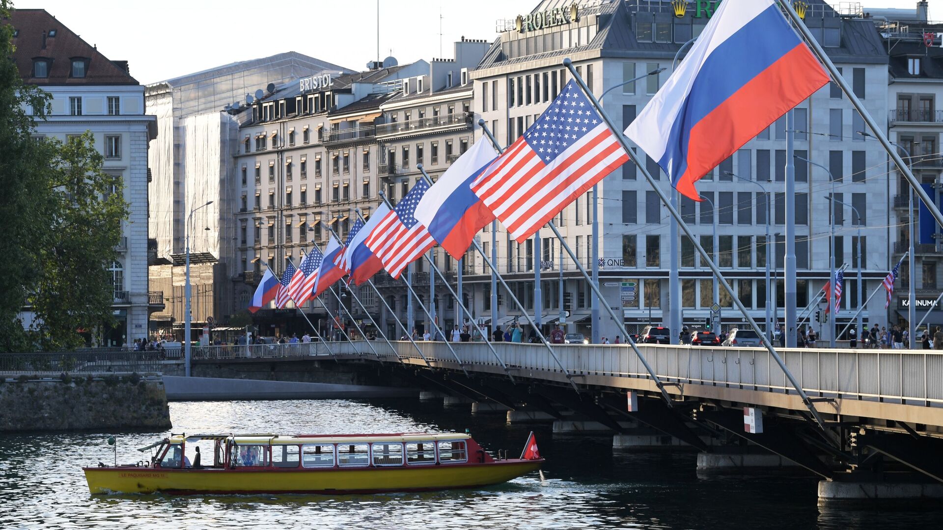 Флаги России и США на мосту Монблан в Женеве, вывешенные в преддверии саммита президента России Владимира Путина и президента США Джо Байдена - Sputnik Азербайджан, 1920, 01.10.2021