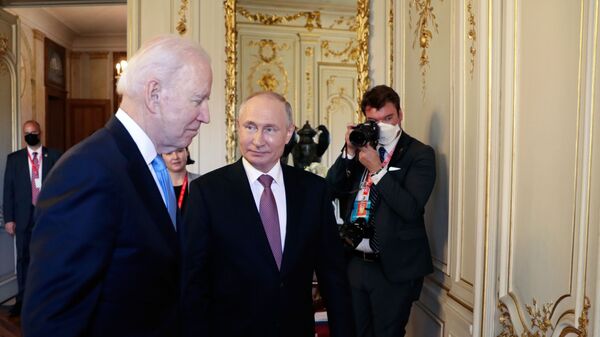 Президент РФ Владимир Путин и президент США Джо Байден (слева) перед началом российско-американских переговоров в расширенном составе на вилле Ла Гранж в Женеве - Sputnik Azərbaycan