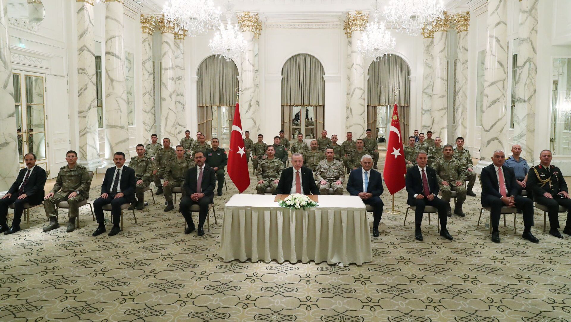 Встреча президента Турции Эрдогана с турецкими военными в Агдаме - Sputnik Азербайджан, 1920, 16.06.2021