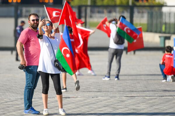 Болельщики с флагами Турции и Азербайджана рядом с Бакинским олимпийским стадионом перед матчем второго тура группового этапа ЕВРО-2020 Турция-Уэльс. - Sputnik Азербайджан