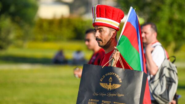 Болельщик в национальном костюме перед Бакинским олимпийским стадионом. - Sputnik Азербайджан