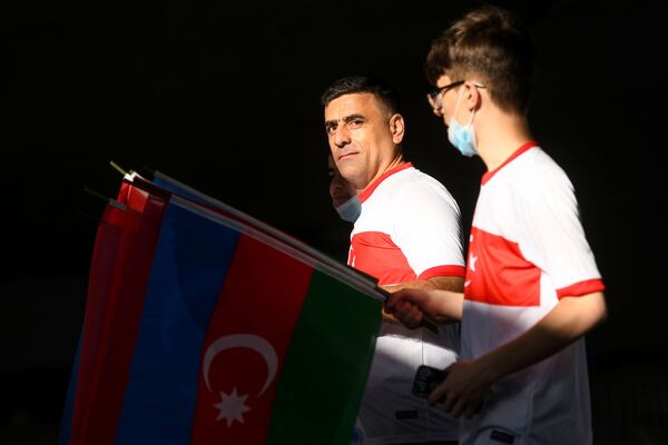 Турецкие болельщики проходят в Бакинский олимпийский стадион перед началам матча второго тура группового этапа ЕВРО-2020 Турция-Уэльс - Sputnik Азербайджан