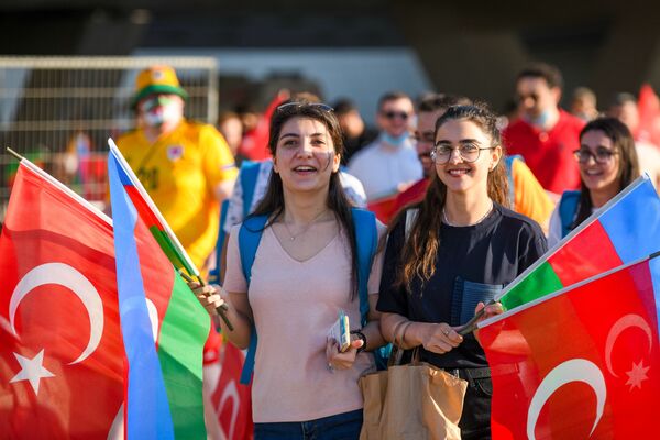 Болельщицы с флагами Азербайджана рядом с Бакинским олимпийским стадионом перед началам матча второго тура группового этапа ЕВРО-2020 Турция-Уэльс - Sputnik Азербайджан