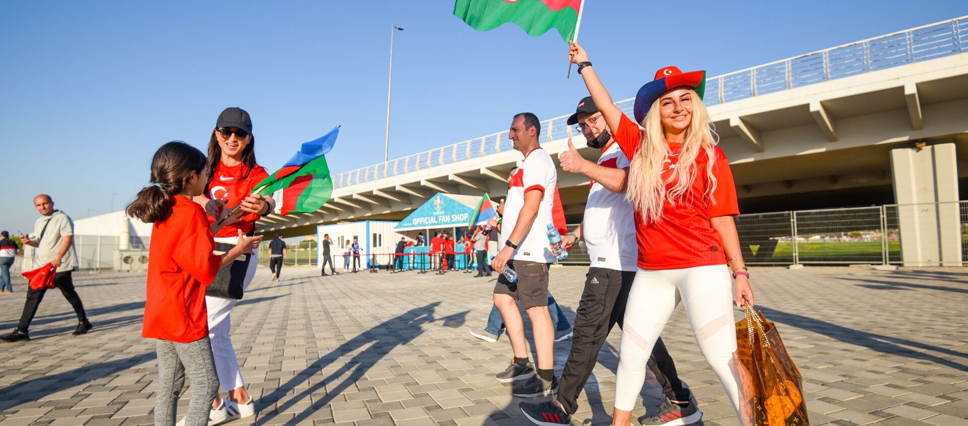 Болельщики проходят в Бакинский олимпийский стадион перед началам матча второго тура группового этапа ЕВРО-2020 Турция-Уэльс  - Sputnik Азербайджан, 1920, 16.06.2021