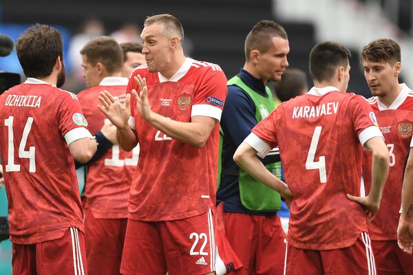 Игроки сборной России радуются победе - Sputnik Азербайджан