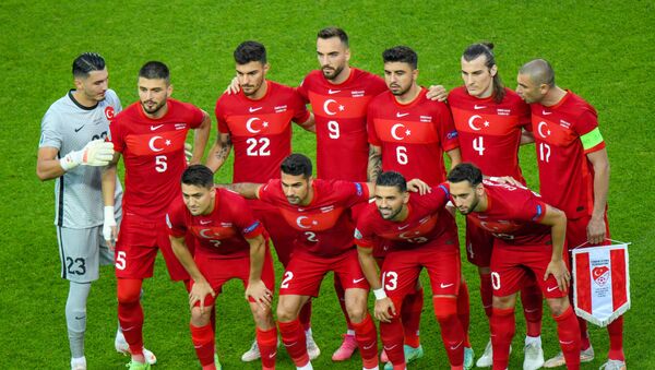 Футболисты сборной Турции перед началом матча против команды Уэльса на Бакинском олимпийском стадионе  - Sputnik Азербайджан