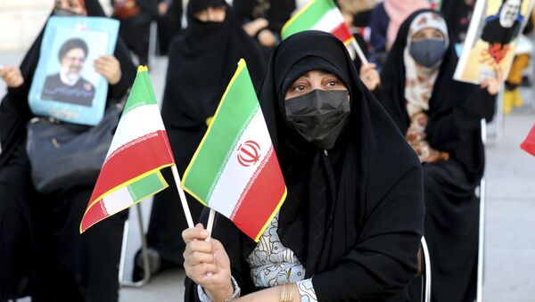 Женщина с флагами Ирана, фото из архива - Sputnik Azərbaycan