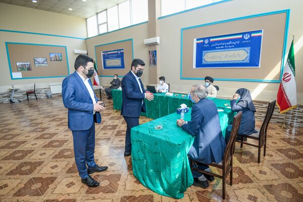 İran vətəndaşlarının Bakıda səsverməsi. 18 iyun 2021-ci il. - Sputnik Азербайджан