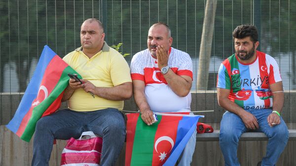 Болельщики сборной Турции перед началом матча группового этапа чемпионата Европы по футболу 2020 между сборными Турции и Швейцарии - Sputnik Азербайджан