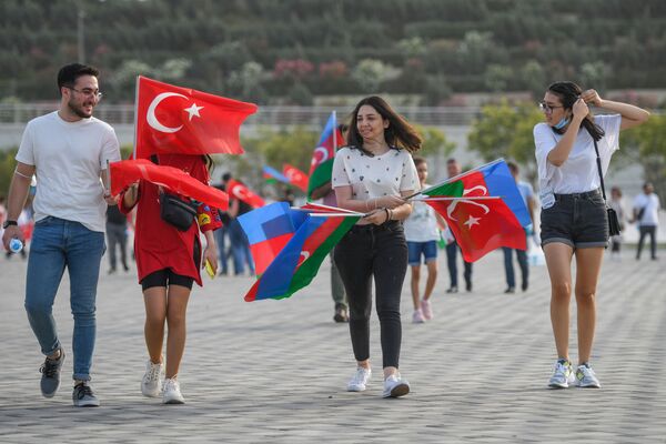 Bakıda Türkiyə yığmasının azarkeşləri.  - Sputnik Азербайджан