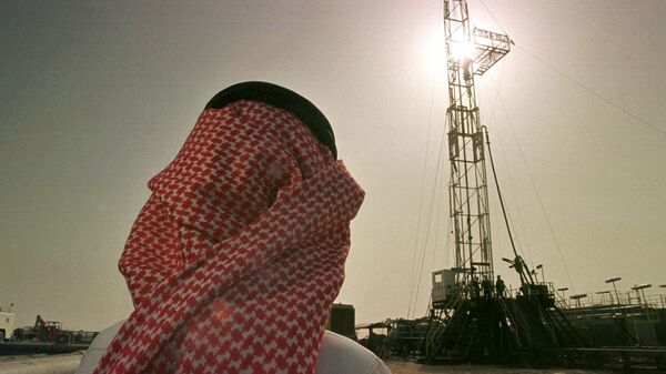 Cотрудник саудовской нефтяной компании Aramco на нефтяном месторождении Аль-Хаута, Саудовская Аравия - Sputnik Азербайджан