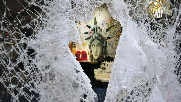 Разбитая витрина магазина Dolce and Gabbana в Нью-Йорке - Sputnik Azərbaycan