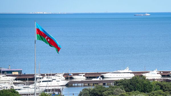 Флаг Азербайджана развевается на приморском бульваре, фото из архива - Sputnik Азербайджан