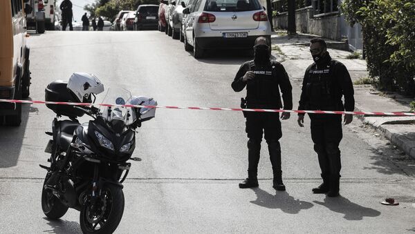 Полицейские патрулируют закрытый объект в центре Афин - Sputnik Азербайджан