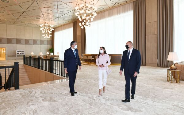 Президент Ильхам Алиев и Первая леди Мехрибан Алиева ознакомились с условиями, созданными после реконструкции во Дворце Гюлистан  - Sputnik Азербайджан