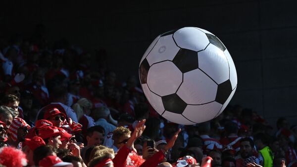 Болельщики Дании с надувным футбольным мячом - Sputnik Azərbaycan