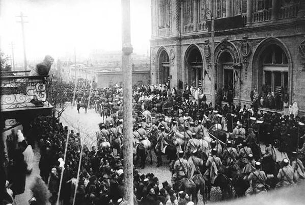 Bakını fəth etmiş Qafqaz İslam Ordusunun şəhərdə fəxri keçidi (29 oktyabr 1919) - Sputnik Азербайджан