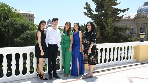 Онлайн-концерт участников проект Gənclərə dəstək («Поддержка молодежи») под названием Летние каникулы - Sputnik Азербайджан