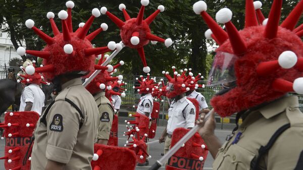Сотрудники полиции с шлемами в форме модели коронавируса в Индии - Sputnik Azərbaycan