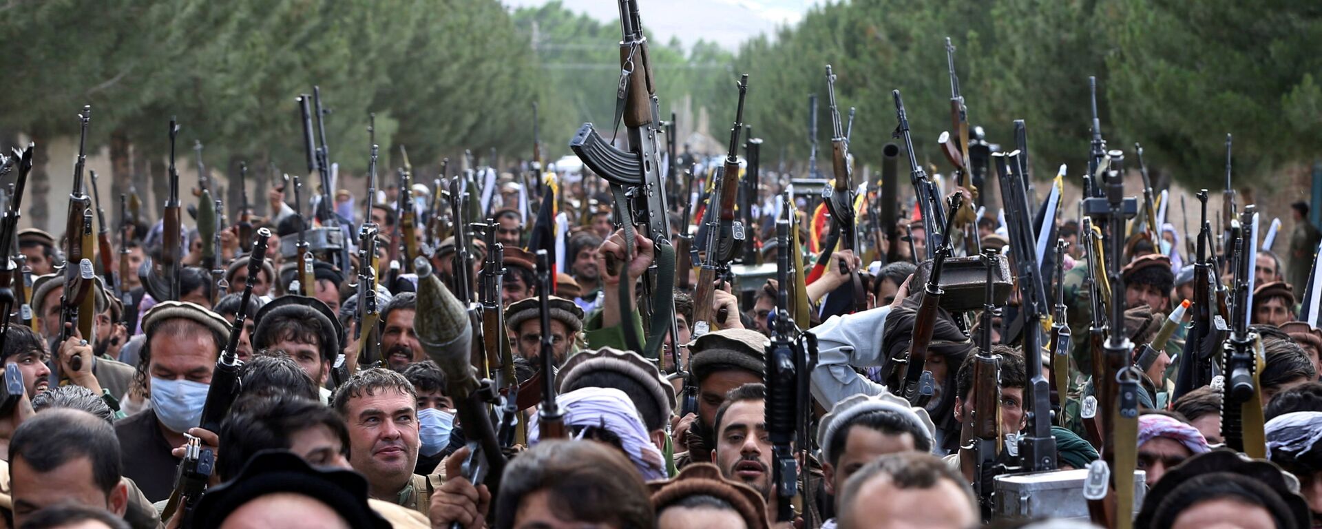 Сотни вооруженных людей на окраине Кабула, Афганистан, 23 июня 2021 года. - Sputnik Азербайджан, 1920, 06.09.2021