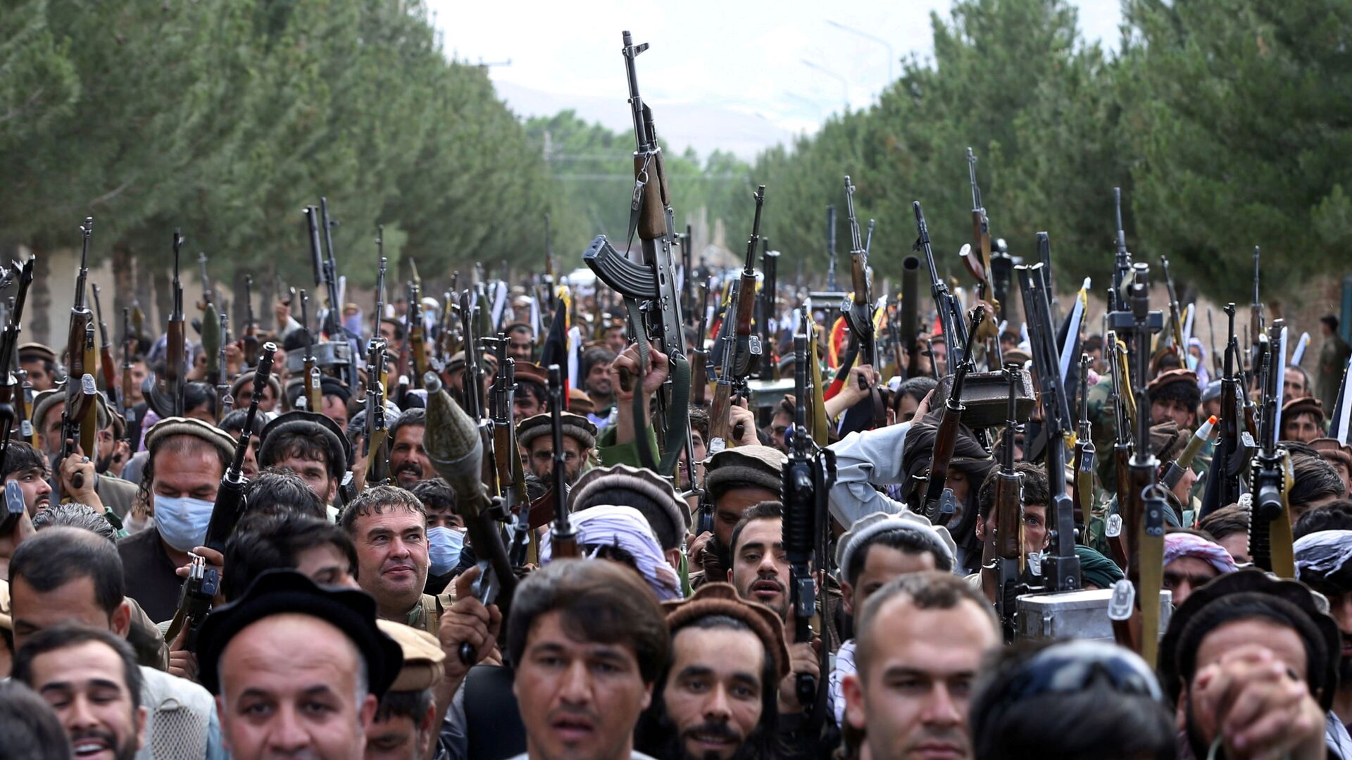 Сотни вооруженных людей на окраине Кабула, Афганистан, 23 июня 2021 года. - Sputnik Азербайджан, 1920, 25.06.2021