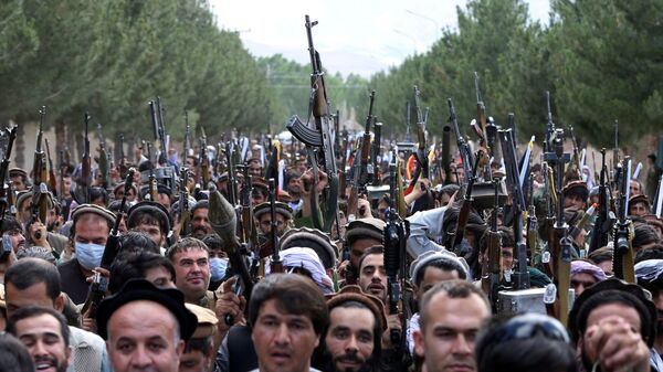 Сотни вооруженных людей на окраине Кабула, Афганистан, 23 июня 2021 года. - Sputnik Азербайджан