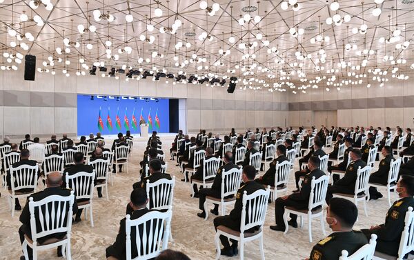 Президент Ильхам Алиев встретился с группой руководителей и личного состава Азербайджанской армии - Sputnik Азербайджан