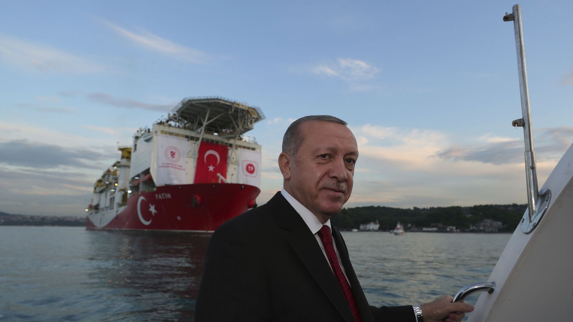 Президент Турции Реджеп Тайип Эрдоган на фоне турецкого корабля «Фатих» - Sputnik Азербайджан, 1920, 26.06.2021