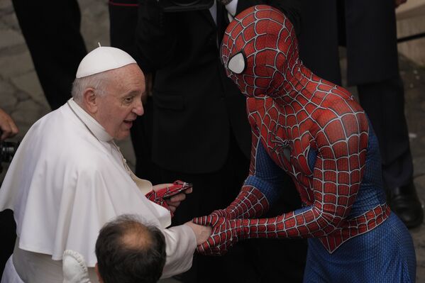Папа Франциск встречает Человека-паука во дворе Сан-Дамасо в Ватикане - Sputnik Azərbaycan