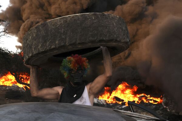 Палестинцы сжигают шины на демонстрации против расширения еврейского поселения Эвиатар на землях деревни Бейта на Западном берегу реки Иордан - Sputnik Azərbaycan