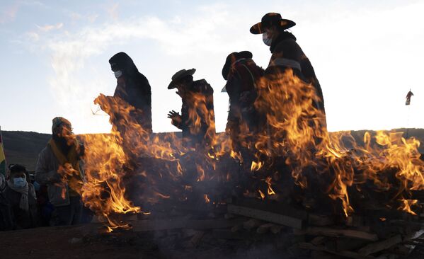 Религиозные лидеры коренных народов аймара завершают новогодний ритуал в древнем городе Тиуанако, Боливия - Sputnik Azərbaycan