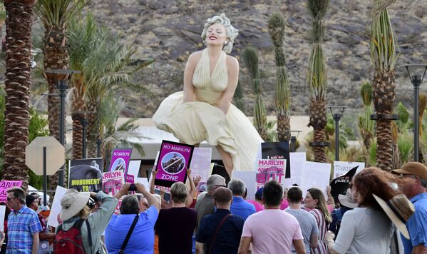 Протестующие перед статуей «Навсегда Мэрилин», открытой на Палм-Спрингс, Калифорния - Sputnik Azərbaycan