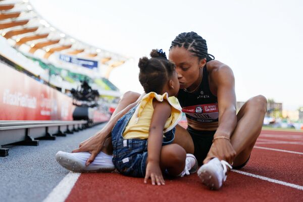 Эллисон Феликс празднует победу со своей дочерью Камрин после того, как заняла второе место в соревнованиях по бегу на 400 метров чемпионата США  - Sputnik Azərbaycan