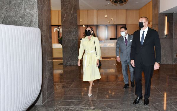 Президент Ильхам Алиев и Первая леди Мехрибан Алиева приняли участие в открытии отеля Courtyard by Marriott Baku - Sputnik Азербайджан
