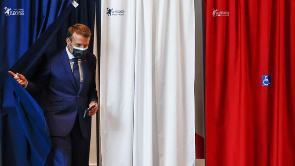 Президент Франции Эммануэль Макрон во время голосования на выборах - Sputnik Азербайджан