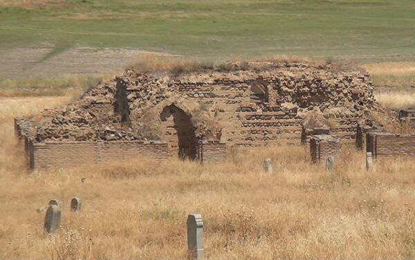 Руины средневековых строений в селе Вахидли Товузского района республики - Sputnik Азербайджан