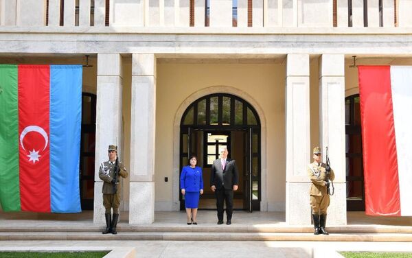 Председатель Милли Меджлиса Азербайджана Сахиба Гафарова с венгерским премьер-министром Виктором Орбаном, 30 июня 2021 года - Sputnik Азербайджан