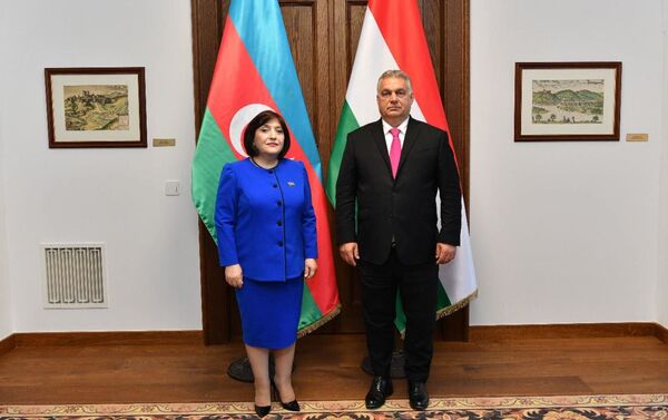 Председатель Милли Меджлиса Азербайджана Сахиба Гафарова с венгерским премьер-министром Виктором Орбаном, 30 июня 2021 года - Sputnik Азербайджан
