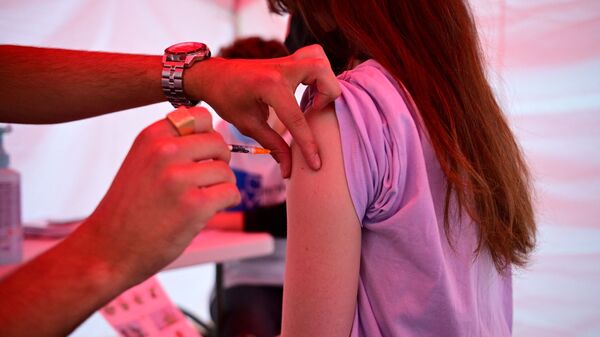 Женщина получает дозу вакцины от коронавируса, фото из архива - Sputnik Азербайджан