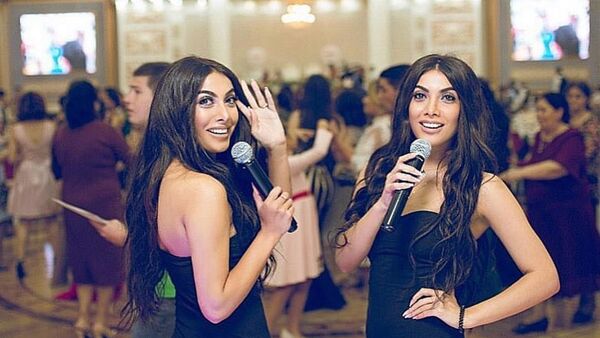 Азербайджанские исполнительницы, сестры-близняшки Севиль и Севиндж Сафаровы - Sputnik Азербайджан