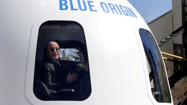 Джефф Безос на корабле своей компании Blue Origin - Sputnik Azərbaycan