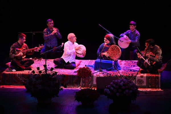 Азербайджанский мугамВнесен в список нематериального культурного наследия ЮНЕСКО в 2008 году.Мугам составляет основу азербайджанской народной музыки. Он исполняется как полностью (дестгях), так и по частям певцом-солистом (ханенде) с инструментальным сопровождением или в виде сольных инструментальных произведений. Азербайджанское трио исполнителей мугама состоит из певца, который также играет на дафе, и аккомпанирующих ему тариста и кеманчиста. Первые азербайджанские оперы основаны главным образом на мугамах, созданы также симфонические мугамы, джаз-мугамы. В 2008 году ЮНЕСКО объявило азербайджанский мугам одним из шедевров устного и нематериального культурного наследия человечества. - Sputnik Азербайджан
