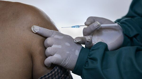 Медицинский работник вводит дозу вакцины Sinovac против коронавируса Covid-19, фото из архива - Sputnik Азербайджан
