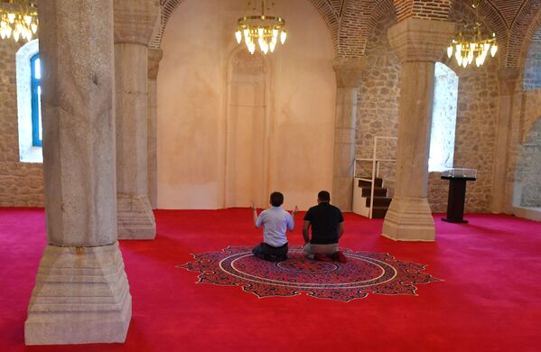 Прихожане в мечете в Шуше - Sputnik Азербайджан