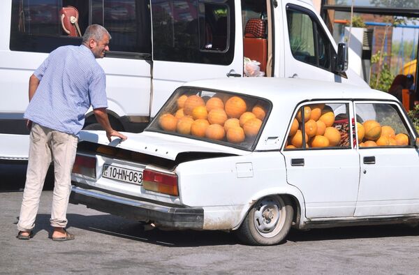 Мужчина у автомобиля с дынями в Шуше. - Sputnik Азербайджан