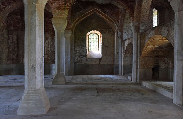 Внутреннее убранство верхней мечети Гевхар-ага в Шуше. - Sputnik Азербайджан