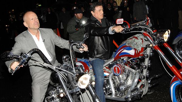 Брюс Уиллис и Сильвестр Сталлон на мотоциклах в Нью-Йорке, 17 января 2008 года. - Sputnik Азербайджан