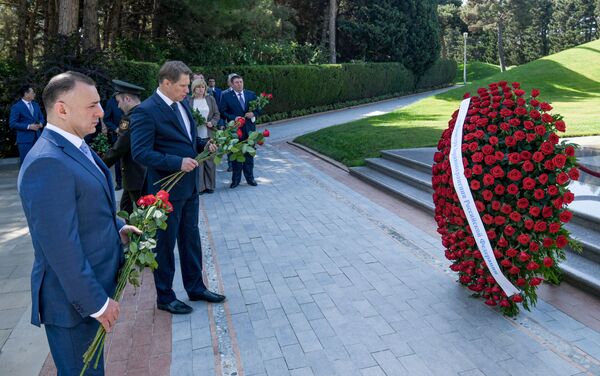 Министр здравоохранения России Михаил Мурашко на Аллее Почетного захоронения в Баку - Sputnik Азербайджан