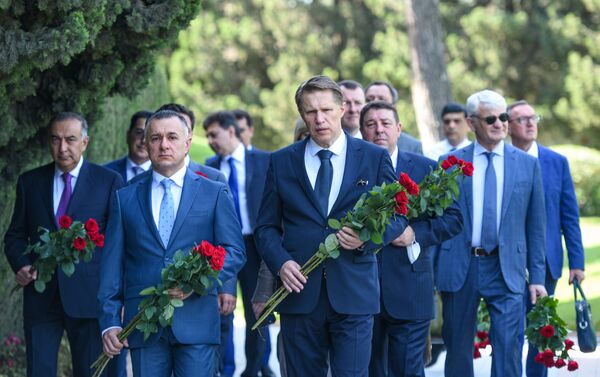 Министр здравоохранения России Михаил Мурашко на Аллее Почетного захоронения в Баку - Sputnik Азербайджан